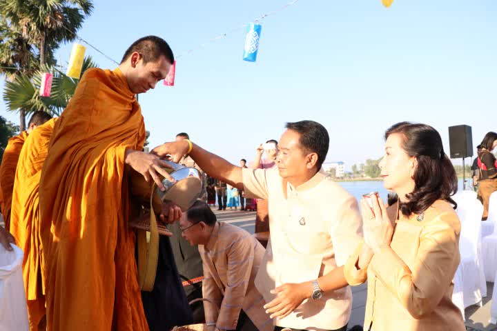 พ่อเมืองศรีสะเกษ นำพุทธศาสนิกชน นุ่งผ้าพื้นเมือง ใส่บาตร เพื่อบำรุงพระศาสนา