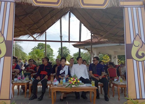 ผู้ว่าราชการจังหวัดนครพนม เป็นประธานในพิธีรำบูชาพระธาตุพนม ในงานประเพณีออกพรรษาไหลเรือไฟ