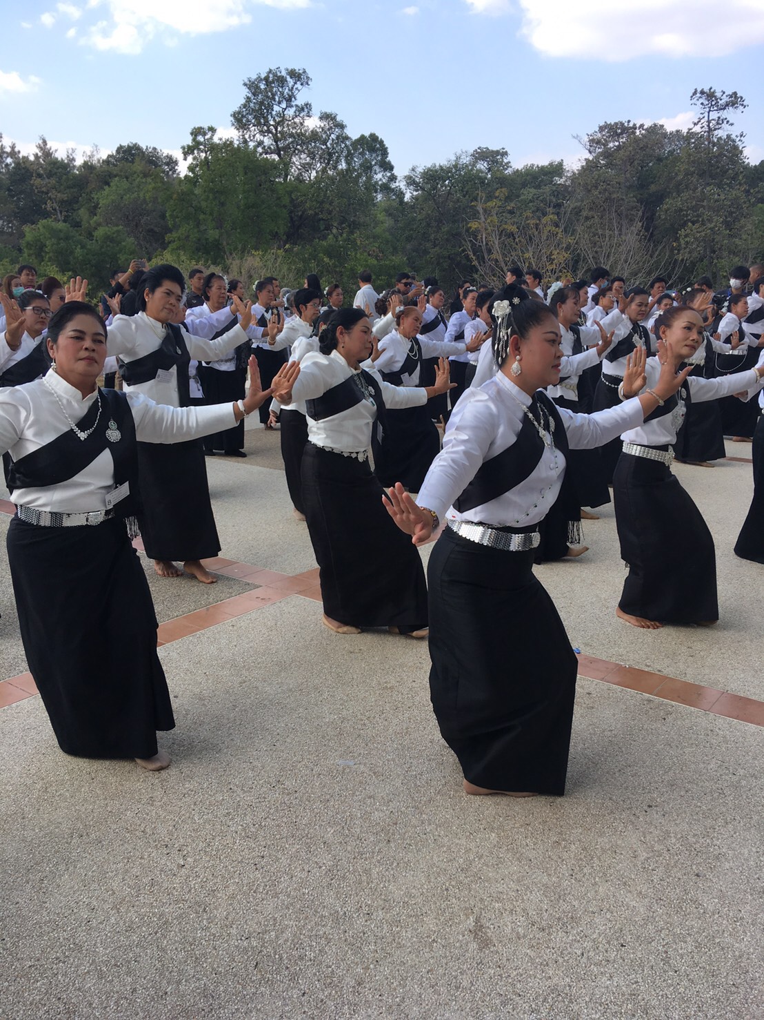 สตรีเมืองย่าโม ร่ายรำ“พุทธานุภาพถวายหลวงพ่อคูณ”