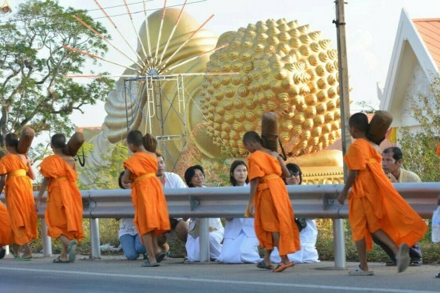 10 เมษายน สามเณรธรรมยาตรา จากวัดแหลมพ้อ เกาะยอ มาที่สวนพลเอกเปรมฯ จ.สงขลา