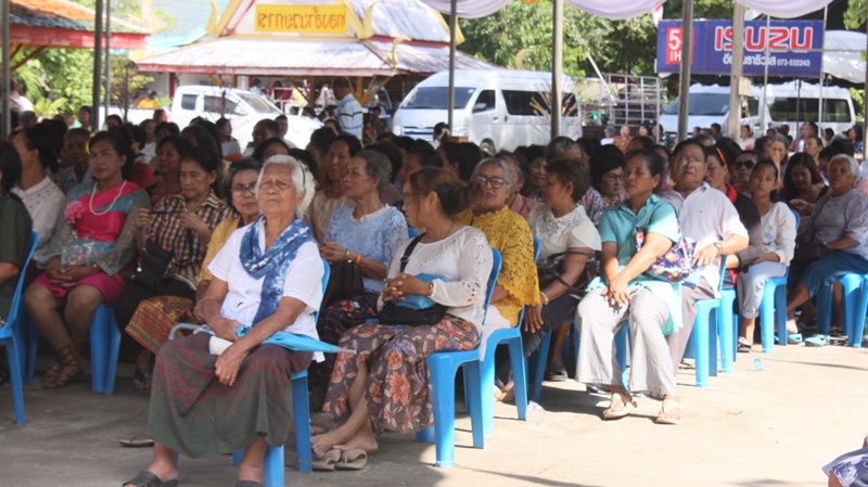 พุทธศาสนิกชนจังหวัดนราธิวาสร่วมใจทอดกฐินและผ้าป่า ให้กับวัดในพื้นที่