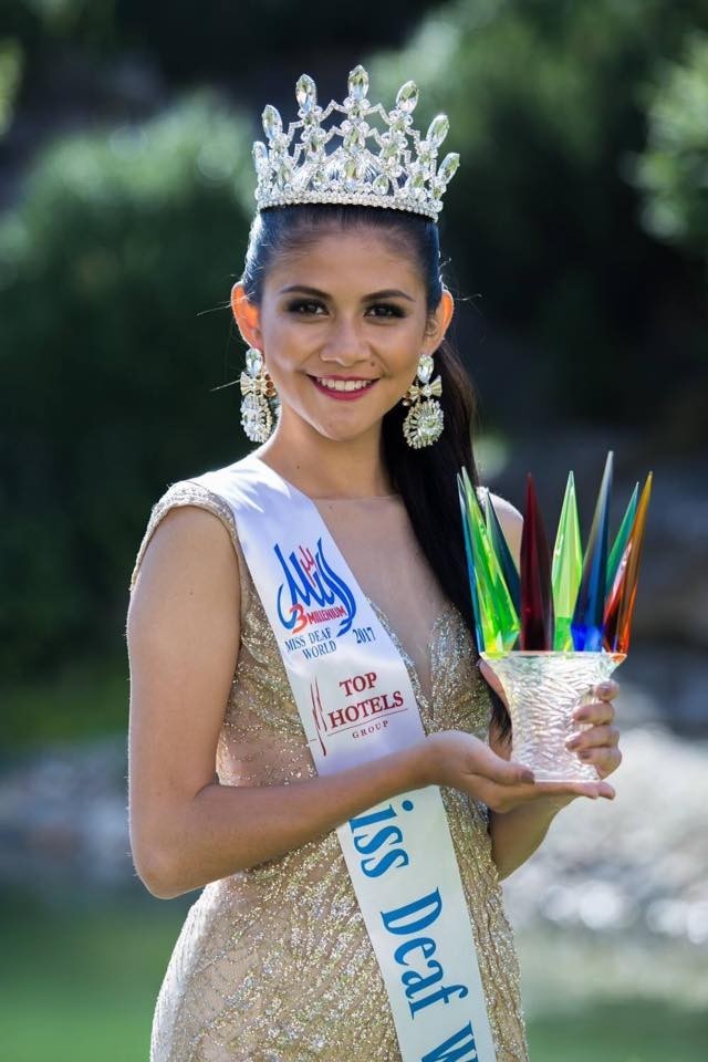 'น้ำหวาน' น.ส.ชุติมา เนตรสุริวงค์ สาวไทยคนแรกคว้ามงกุฏ 'MISS DEAF WORLD 2017'