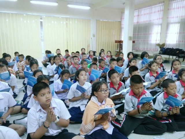 ชมภาพนักเรียน 7 โรงเรียน ทั่วประเทศ พร้อมใจสวดมนต์ บทธัมมจักกัปปวัตตนสูตร