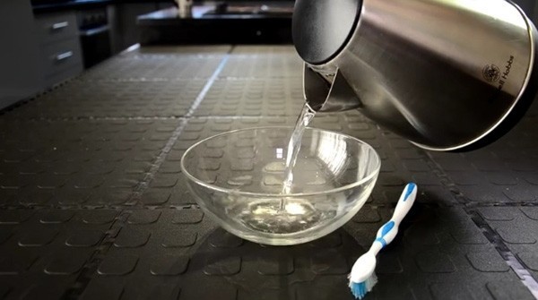 เจ๋ง !!! วิธีคืนรูปแปรงสีฟันขนบานไม่น่าใช้ ให้กลับมาเหมือนใหม่ด้วยน้ำร้อน