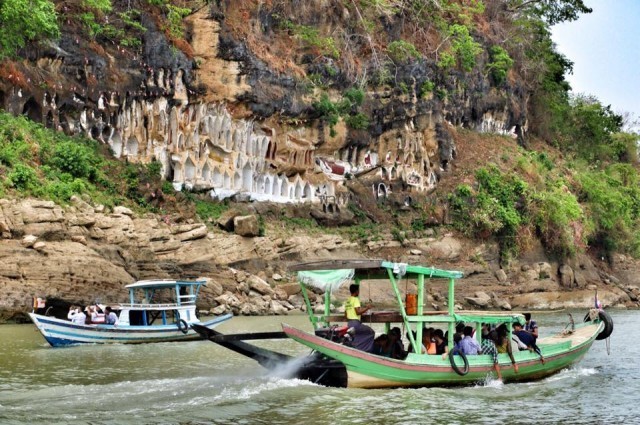 อาก๊อตต่อง " Akauk Taung " พระพุทธรูปแกะสลักหินทรายบนหน้าผาริมแม่น้ำเอยาวดี