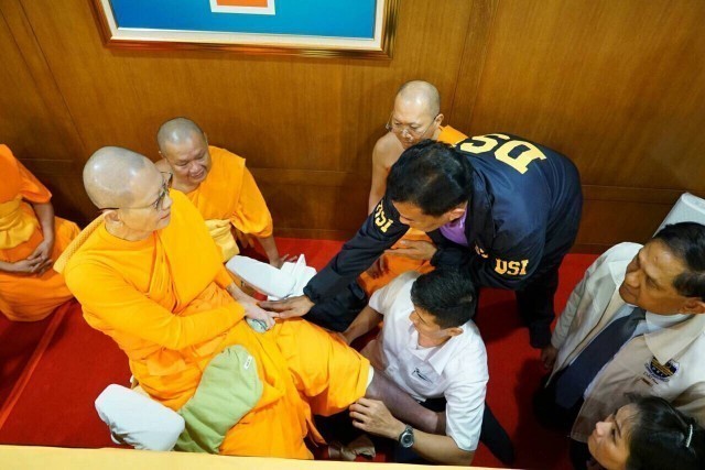 ศิษย์วัดสุดรันทด!!ภาพที่แท้จริงที่พระธัมมชโยอาพาธหนัก ซึ่งดีเอสไอเคยเห็นแล้ว 4 มิ.ย.58 ที่ผ่านมา