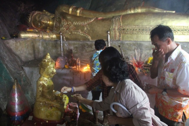 ชาวสุราษฎร์ร่วมประเพณีสงกรานต์โบราณขึ้นถ้ำใหญ่ท่าชนะ