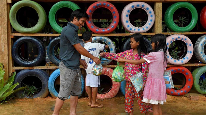 “The Coconut School” สร้างโรงเรียน-รับค่าเรียนด้วยขยะ ปลูกฝังให้เด็กรักสิ่งแวดล้อม