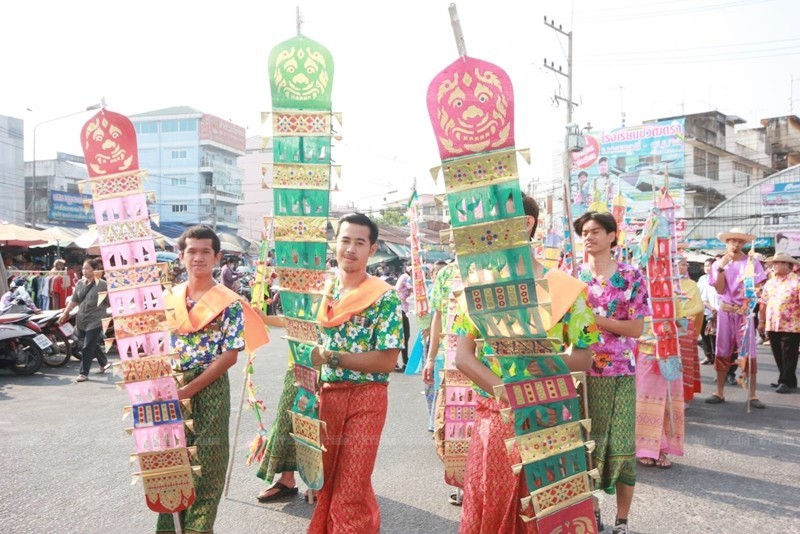 แห่หางหงส์ธงตะขาบเปิดงานถนนข้าวแช่เมืองปทุมฯ รับเทศกาลสงกรานต์