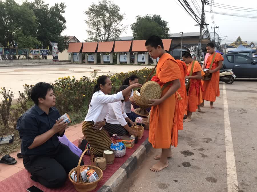 พุทธศาสนิกชนอำเภอด่านซ้าย ร่วม "ตักบาตรทุกวันพุธ" เพื่อขับเคลื่อนหมู่บ้านรักษาศีลห้า