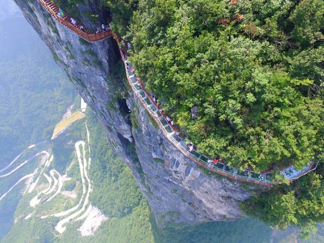 จีนท้าความสูง เปิดทางเดินสะพานแก้ว ผ่านภูเขาสูง 1,400เมตร