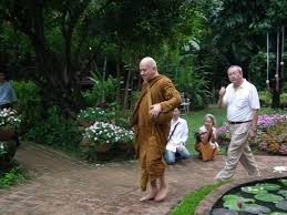พระสุมโน ภิกขุ ทิ้งชีวิตสุดหรูสู่เส้นทางพระที่เรียบง่าย