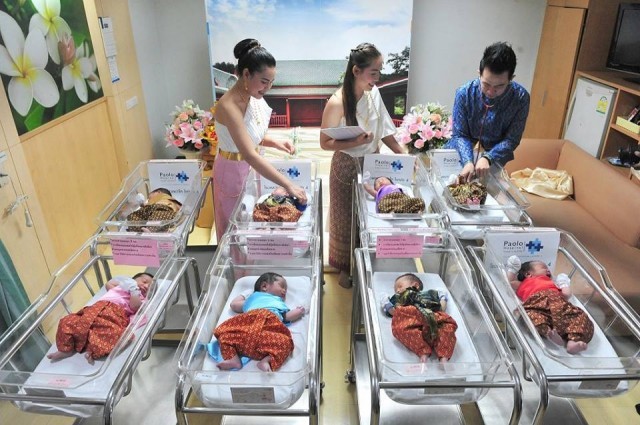 โรงพยาบาลเปาโลโชคชัย ต้อนรับสงกรานต์ สวมชุดไทยให้ทารกแรกเกิด