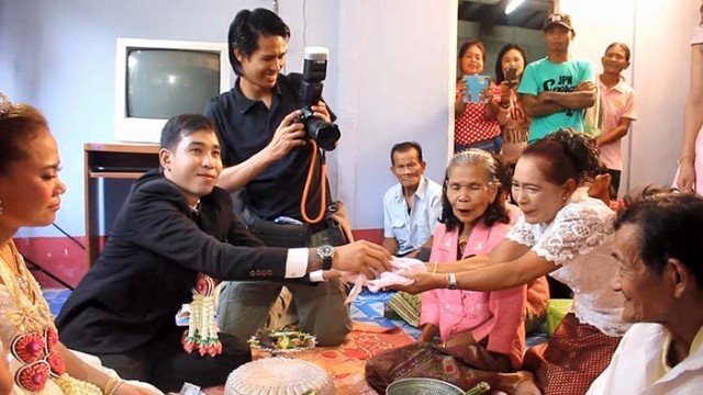 รักแท้มีอยู่จริง! หนุ่มยกขันหมาก ขอสาวพิการแต่งงาน หลังคบหาดูใจนาน 8 ปี