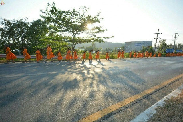 10 เมษายน สามเณรธรรมยาตรา จากวัดแหลมพ้อ เกาะยอ มาที่สวนพลเอกเปรมฯ จ.สงขลา