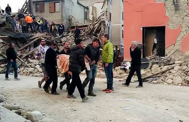 แผ่นดินไหว 6.2 เขย่าภาคกลาง “อิตาลี” บ้านเรือนพังพินาศ เจ้าหน้าที่กู้ภัยเร่งค้นหาผู้สูญหาย