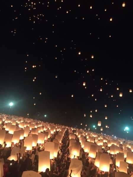 นักท่องเที่ยวนับหมื่น...ปล่อยโคมลอยขึ้นฟ้า...รับประเพณียี่เป็ง