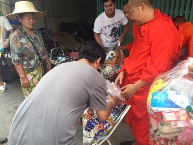 ซึ้งใจ!! ชาวบ้านขอบคุณเจ้าอาวาสสั่ง พระลูกวัดเร่งช่วยผู้ประสบอัคคีภัย