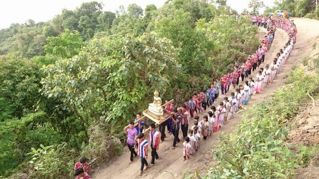 พลังชาวกะเหรี่ยง เดินข้ามดอยรับพระพุทธรูปมาแสดงความเป็นชาวพุทธ