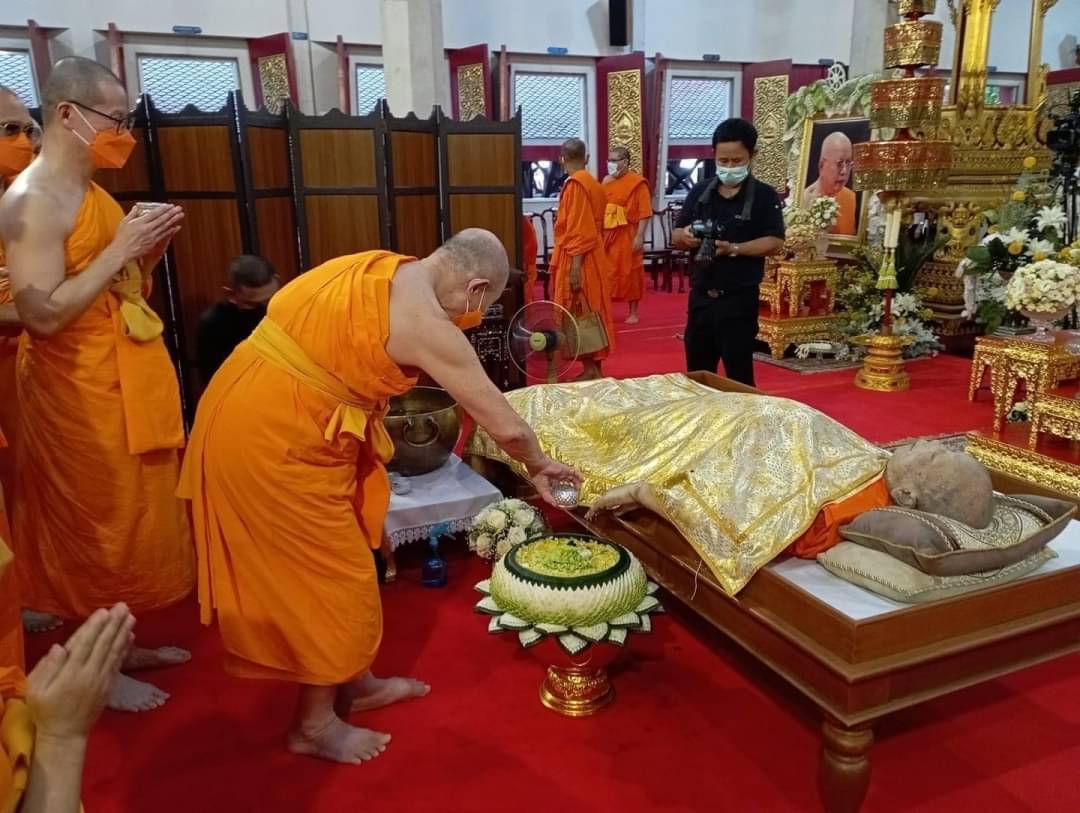 คณะสงฆ์วัดพระธรรมกาย เข้าถวายน้ำสรงศพ พระเดชพระคุณพระวิสุทธิวงศาจารย์