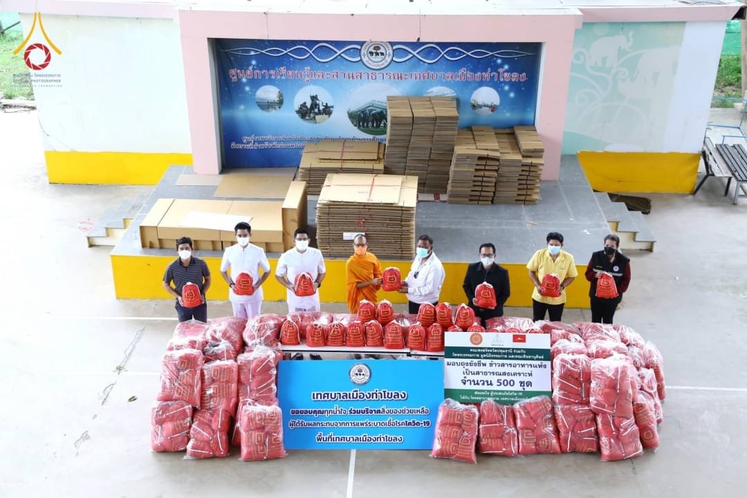 คณะสงฆ์ปทุมฯ ร่วมกับวัดพระธรรมกาย มอบถุงยังชีพแก่ผู้ประสบภัยโควิด-19