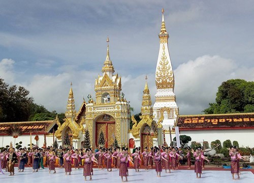 ผู้ว่าราชการจังหวัดนครพนม เป็นประธานในพิธีรำบูชาพระธาตุพนม ในงานประเพณีออกพรรษาไหลเรือไฟ