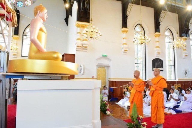 พิธีอัญเชิญองค์พระประธานเพื่อประดิษฐาน ณ อุโบสถ  วัดพุทธนิวคาสเซิล ประเทศอังกฤษ