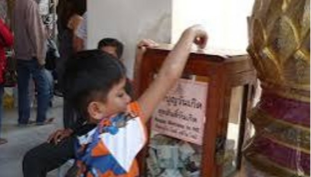 ชาวพุทธมีปัญญา กระแสข่าวเงินทอนวัด ไม่ได้บั่นทอนศรัทธาแห่เข้าวัดทำบุญคับคั่ง