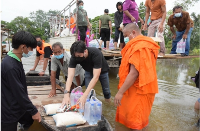 “ฟิล์มรัฐภูมิ” นักร้องดังพร้อมดาราดังช่อง3 มาช่วยน้ำท่วมสุโขทัย