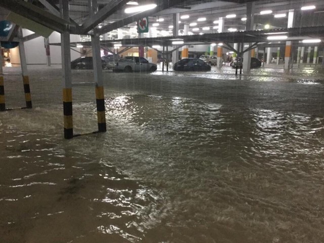 สงขลาโดนหนัก! หลังฝนถล่มต่อเนื่อง ทำให้น้ำทะลักเข้าห้างโลตัส - รถจมน้ำเสียหายจำนวนมาก