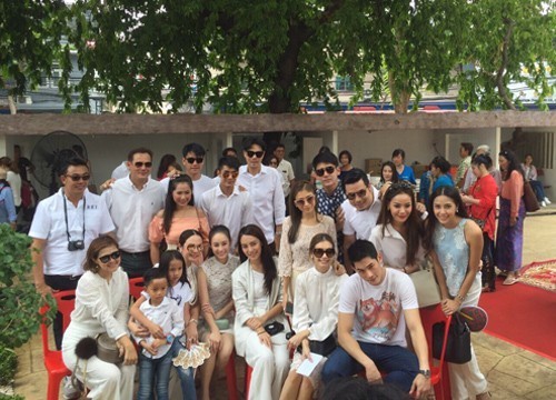 ดาราชื่อดัง 'อ๋อม' บวชทดแทนคุณพ่อแม่ที่วัดสระเกศ