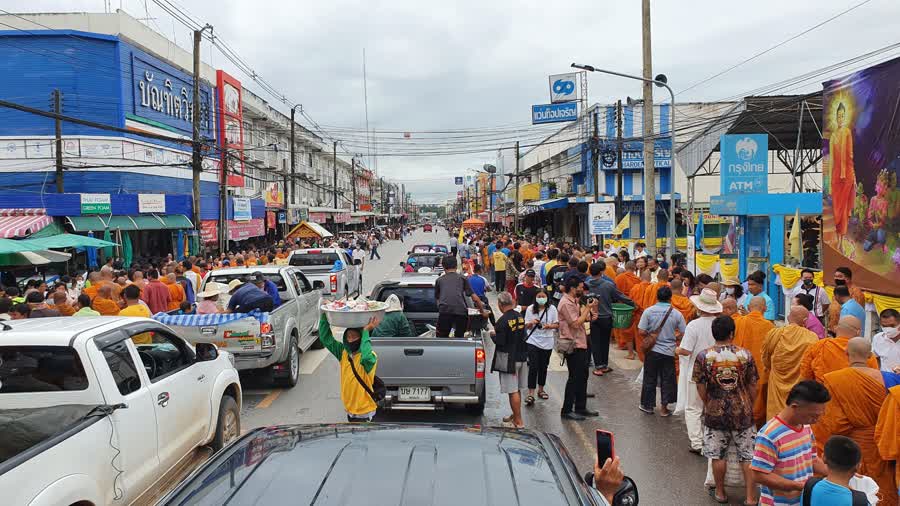 พุทธศาสนิกชนชาวชุมแพ กว่า 1,000 คน นำข้าวสาร อาหารแห้ง มาร่วมทำบุญตักบาตรเทโวโรหนะ