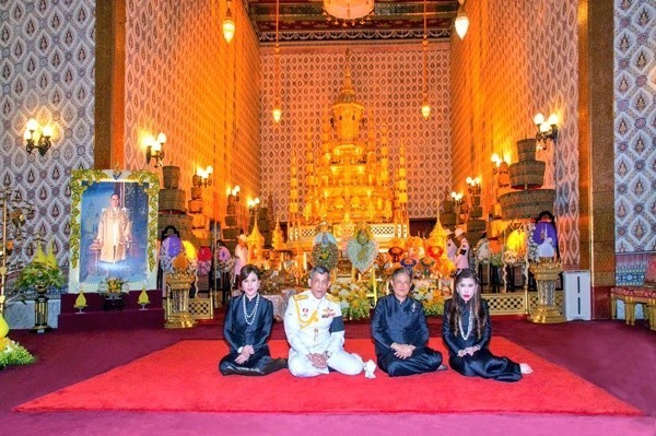 ปลื้ม ! ร.10 ทรงฉายพระรูปพร้อมพระเชษฐภคินี-พระขนิษฐา หน้าพระบรมโกศ