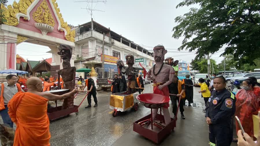 ชาวอุตรดิตถ์ ร่วมประเพณีตักบาตรเทโวโรหณะ ท่ามกลางสายฝนที่ตกลงมาอย่างต่อเนื่อง
