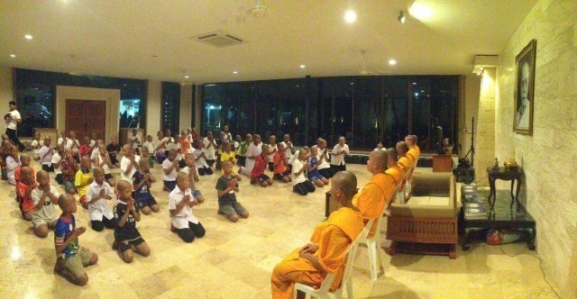 คึกคัก!ปิดเทอมน.ร.ชายไทยแห่บวชสามเณร ณ ศูนย์อบรมไร่พลเอกอาทิตย์-พรสรร กำลังเอก โคราช