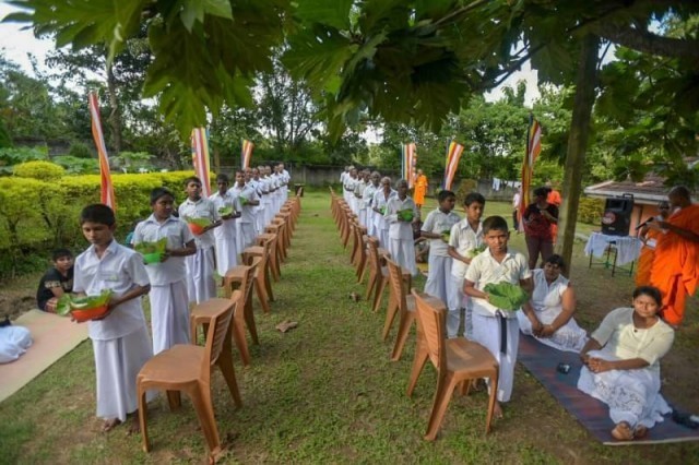 คณะสงฆ์ไทย-ศรีลังการ่วมจัดพิธีบรรพชาหมู่ ณ ศูนย์ปฏิบัติธรรมสวิส-ลังกา ประเทศศรีลังกา