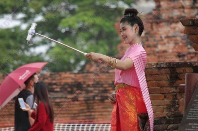 แดดร้อนก็มิหวั่น 'ท่านหมื่น-แม่การะเกด' ล้นวัดไชยวัฒนาราม