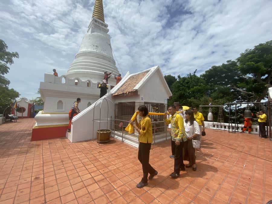 ชาวสงขลาร่วมขบวนแห่ผ้าห่มองค์เจดีย์หลวงเขาตังกวน ในงานประเพณีลากพระและตักบาตรเทโว