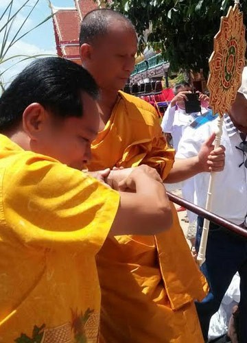พลังศรัทธาชาวไทยอีสานร่วมฟื้นฟู จัดพิธีฮดสรงพระภิกษุ พิธีเก่าแก่ตั้งแต่ปี 2456