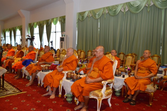 "พระพรหมมุนี" มอบโล่รางวัลแก่ 18 หมู่บ้านรักษาศีล 5 ดีเด่นปี 2561