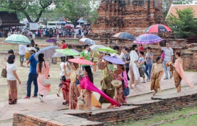 แดดร้อนก็มิหวั่น 'ท่านหมื่น-แม่การะเกด' ล้นวัดไชยวัฒนาราม