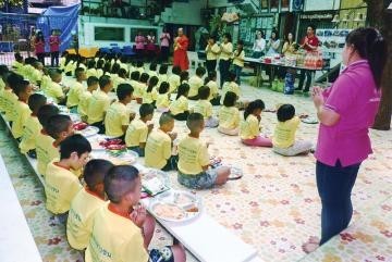 ทำบุญเข้าพรรษา"วัดบางไส้ไก่" ให้อาหาร-การศึกษาเด็กยากจน