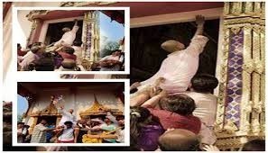 วันบวชพระ "ทำไมนาค ต้องเอื้อมมือไปแตะขอบประตูโบสถ์"