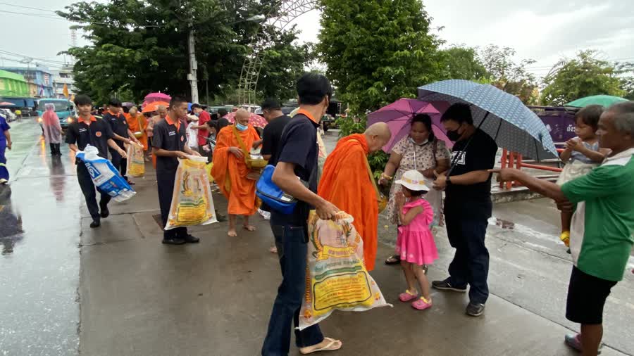 ชาวอุตรดิตถ์ ร่วมประเพณีตักบาตรเทโวโรหณะ ท่ามกลางสายฝนที่ตกลงมาอย่างต่อเนื่อง