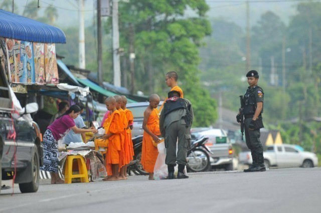 บิณฑบาตกลางดงกระสุน ชีวิตจริงพระภาคใต้ !!