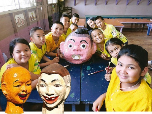 หัวโตกลองยาว!!! เสน่ห์จากฝีมือลูกหลานชาวอู่ทอง จังหวัดสุพรรณบุรี