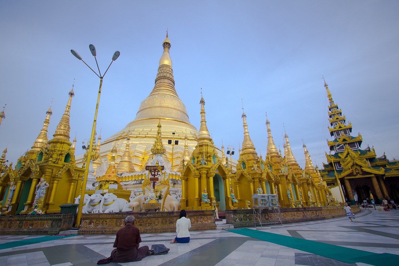 ถอดรองเท้าไปสักการะพระเจดีย์