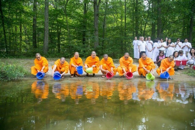 คณะสงฆ์และชาวพุทธต่างประเทศร่วมบำเพ็ญกุศลและปล่อยปลา ณ BURK LAKE Park