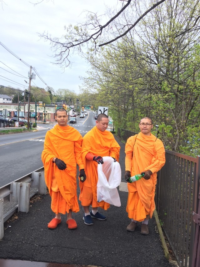 Earth Day ที่เมือง Fanwood, รัฐ New Jersey , สหรัฐอเมริกา ช่วยกันทำความสะอาดเมือง โดยการเก็บขยะ!!