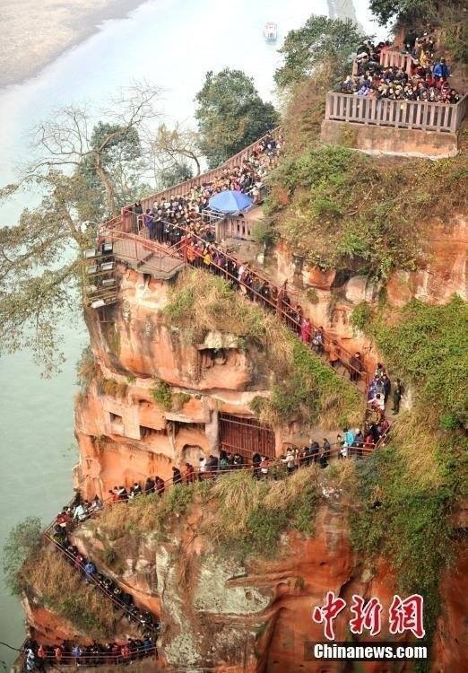 ชาวจีนแห่ไหว้พระพุทธรูปเล่อซาน